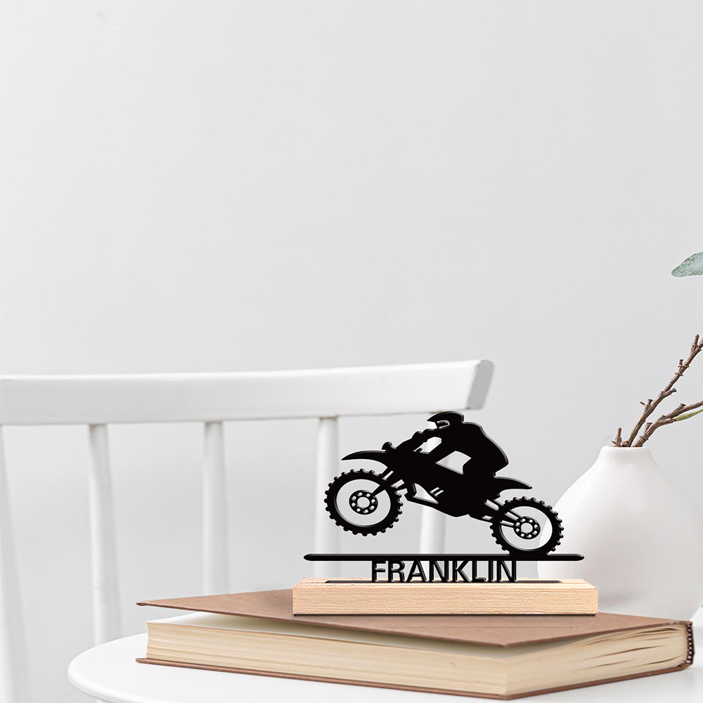 Art Craft Usa - 1個入り 抽象的なバイクジャンプのカスタムネーム入り金属像 ブリキ製オーナメント 鉄製彫刻 木製台座付きアートクラフト